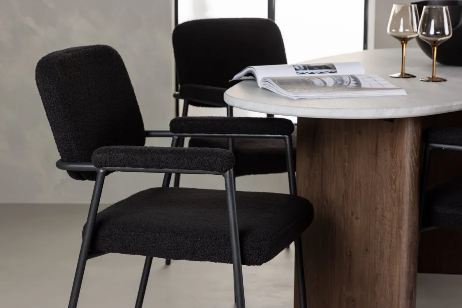 Helehall ovaalne söögilaud Grönvik ja mustad buklee-kangaga toolid Yesterday, GR23490 – 6