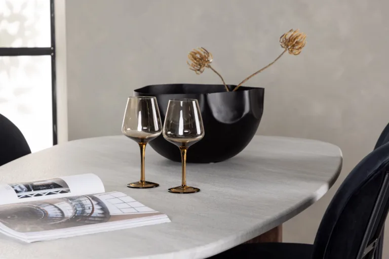 Helehall ovaalne söögilaud Grönvik ja mustast velvetist söögitool Stella - GR23491
