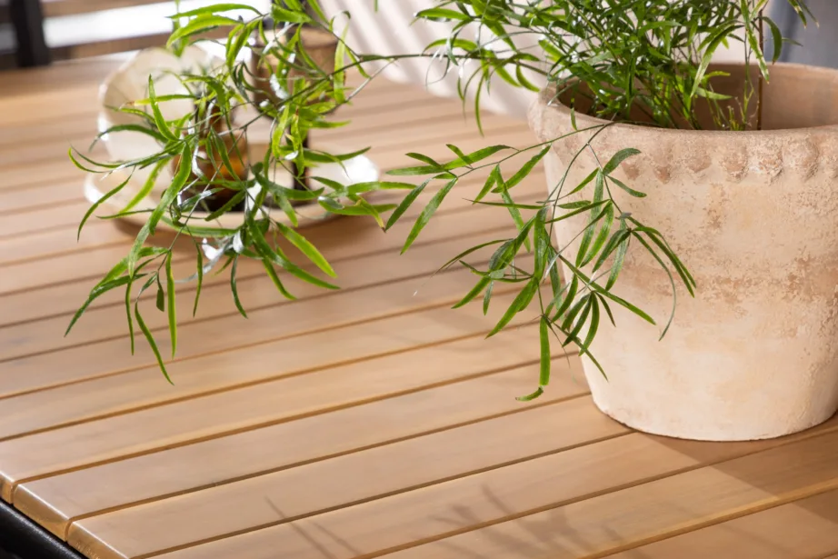 Holmbeck ristkülikukujuline aiamööbli komplekt, akaatsiapuit ja mustad virnastatavad toolid, GR23394 – 10