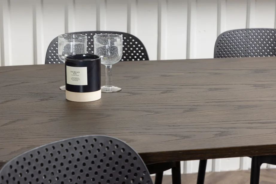 Industriaalstiilis mokka spooniga ovaalne söögilaud Stone ja must plastiktool Baltimore, GR23035 – 11