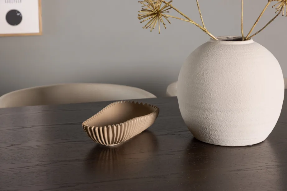 Industriaalstiilis söögilaud Ystad koos beežide polsterdatud toolidega Simrishamn (220×100 cm), GR23757 – 7