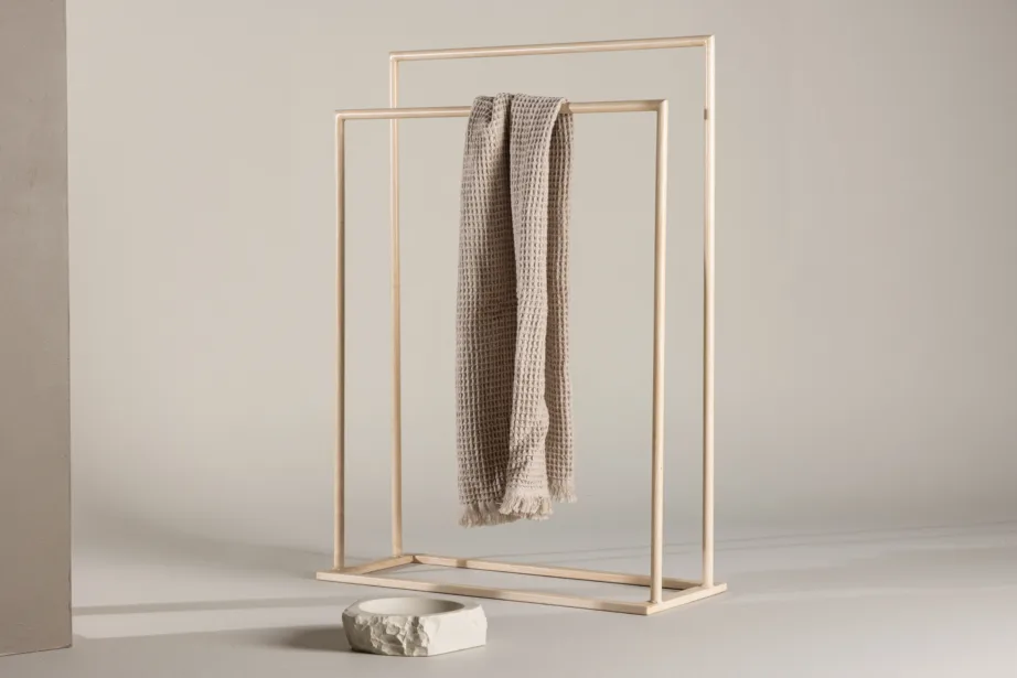 Kahe tasapinnaga valge peitsiga terasest riidehoidja Alva, 59164-130 – 8