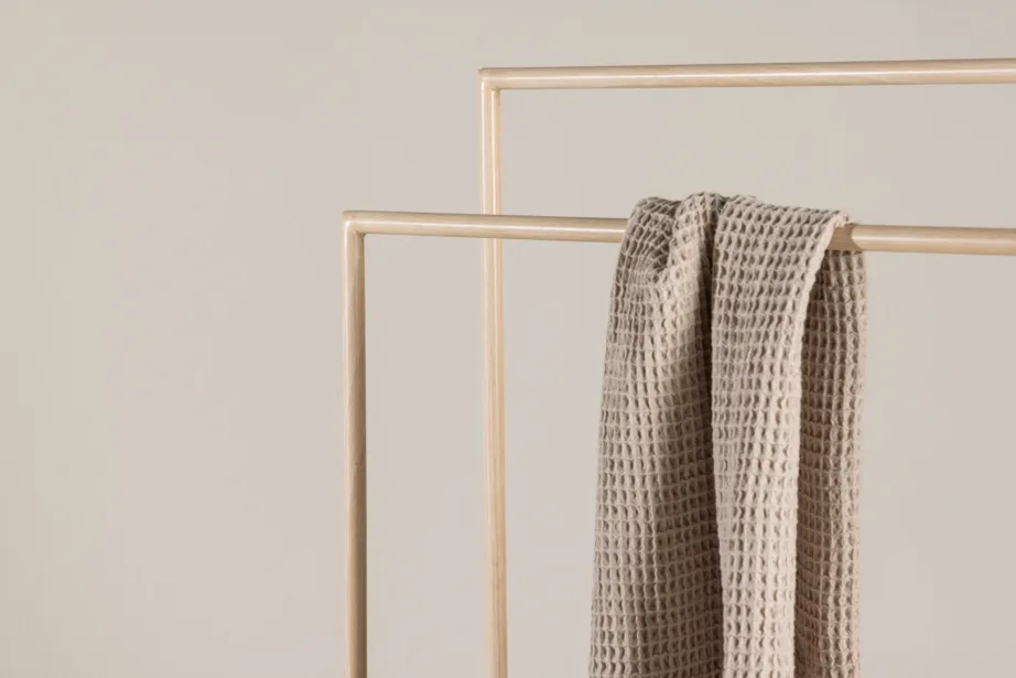 Kahe tasapinnaga valge peitsiga terasest riidehoidja Alva, 59164-130 – 9