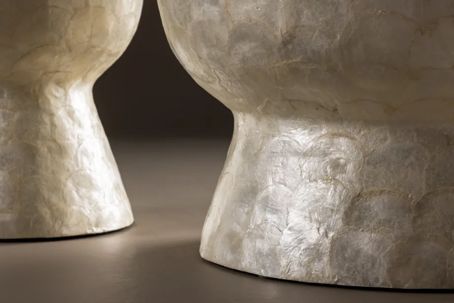 Kaheosaline capiz-diivanilaudade komplekt: helehall Sandön laud ø70 cm ja ø40 cm, GR24621 – 9