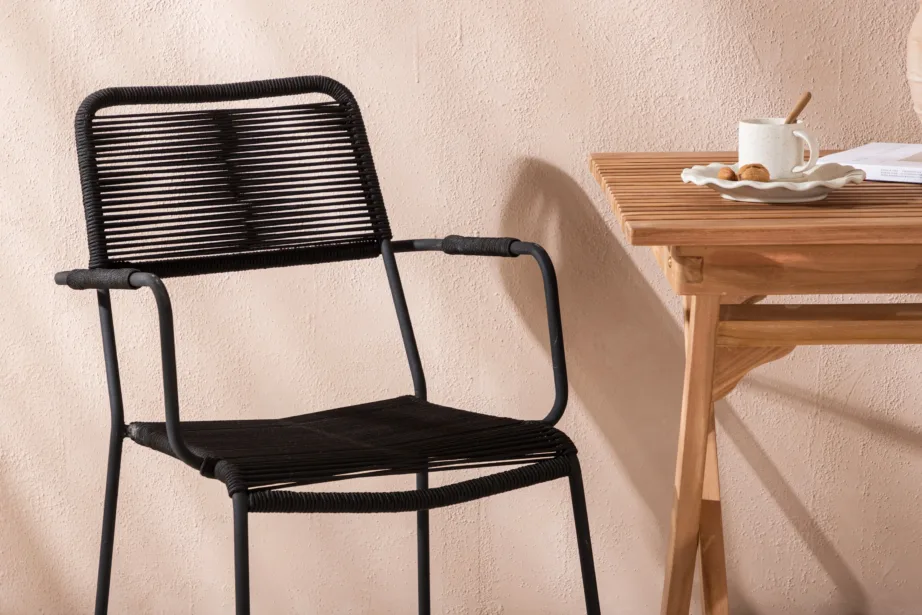 Kokkupandav tiigipuust aialaud ja mustad Lindos köiest toolid (2 tk) – Ghana kollektsioon, GR22779 – 9