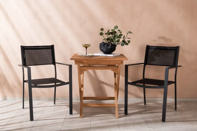 Kokkupandav tiigipuust aiamööbli komplekt Ghana, laud 70x70 cm ja 2 musta Copacabana tooli - GR22781