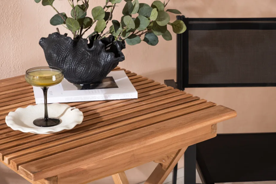 Kokkupandav tiigipuust aiamööbli komplekt Ghana, laud 70×70 cm ja 2 musta Copacabana tooli, GR22781 – 9