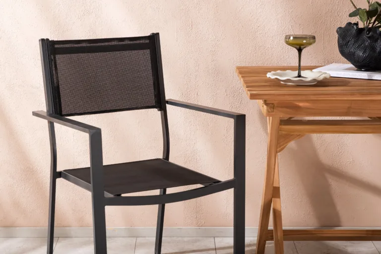 Kokkupandav tiigipuust aiamööbli komplekt Ghana, laud 70x70 cm ja 2 musta Copacabana tooli - GR22781