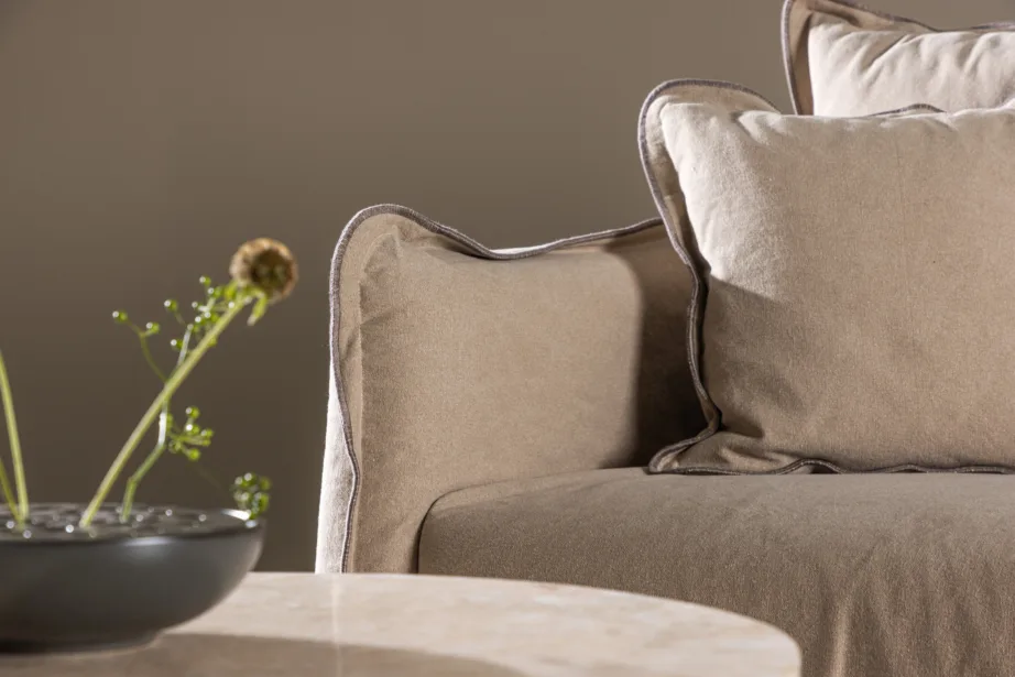 Kolmekohaline puuvillakattega diivan Oskarshamn (beežikaspruun, mustad puidust jalad), 61799-103 – 10