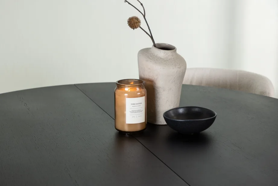 Laiendatav must söögilaud Matilda ja valged buklee kangast toolid Edina (komplekt, ø130cm), GR23533 – 7