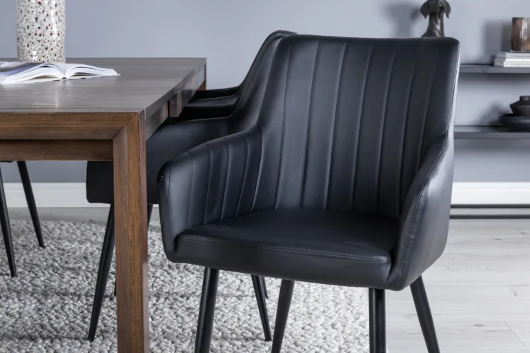 Laiendatav tamme viimistlusega söögilaud Slider ja mustad Comfort toolid - GR23962