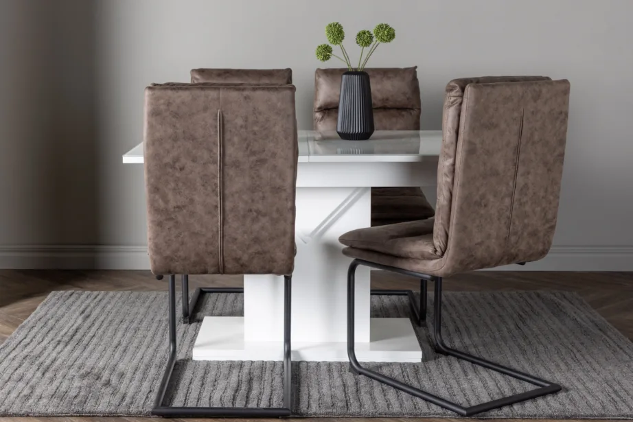 Laiendatav valge klaasiga söögilaud Pluto ja pruunid mikrokiudkattega Zizo toolid, GR23601 – 5