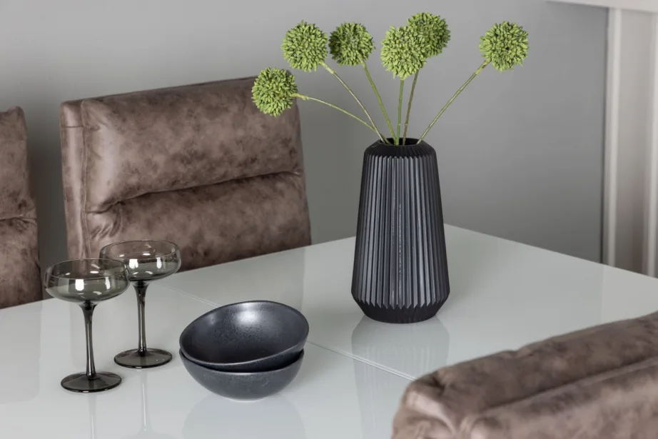 Laiendatav valge klaasiga söögilaud Pluto ja pruunid mikrokiudkattega Zizo toolid, GR23601 – 7