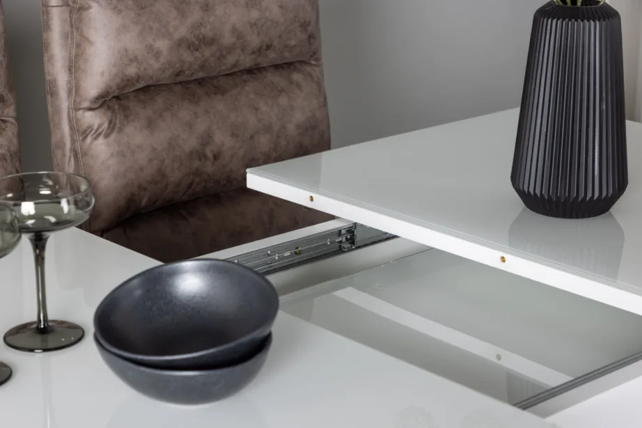 Laiendatav valge klaasiga söögilaud Pluto ja pruunid mikrokiudkattega Zizo toolid, GR23601 – 8