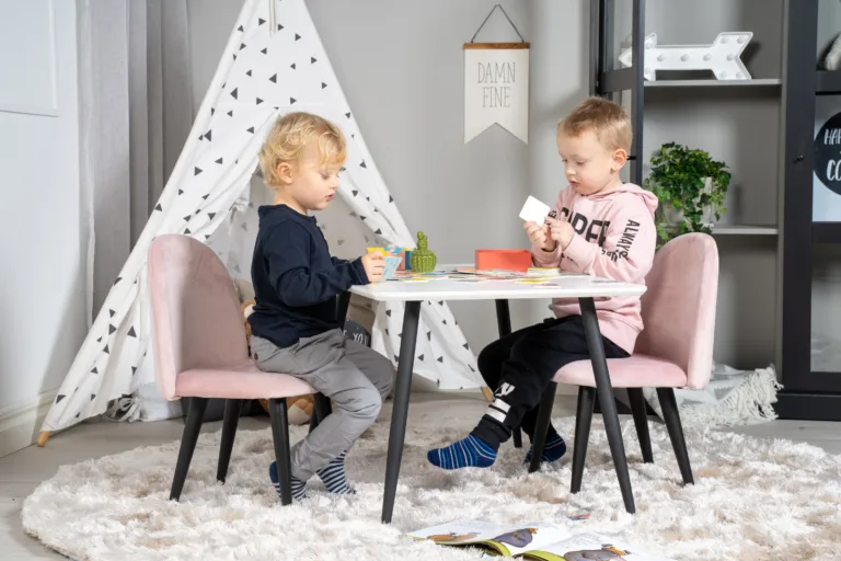 Laste söögikomplekt Polar – valge MDF laud ja roosad velvetist toolid - GR24156