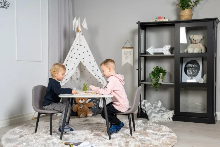 Lastemööbli söögigrupi komplekt Polar – valge MDF laud ja hallid toolid - GR24153
