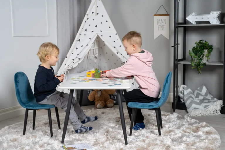 Lastesöögikomplekt Polar: valge MDF laud ja sinised velvetist toolid - GR24152