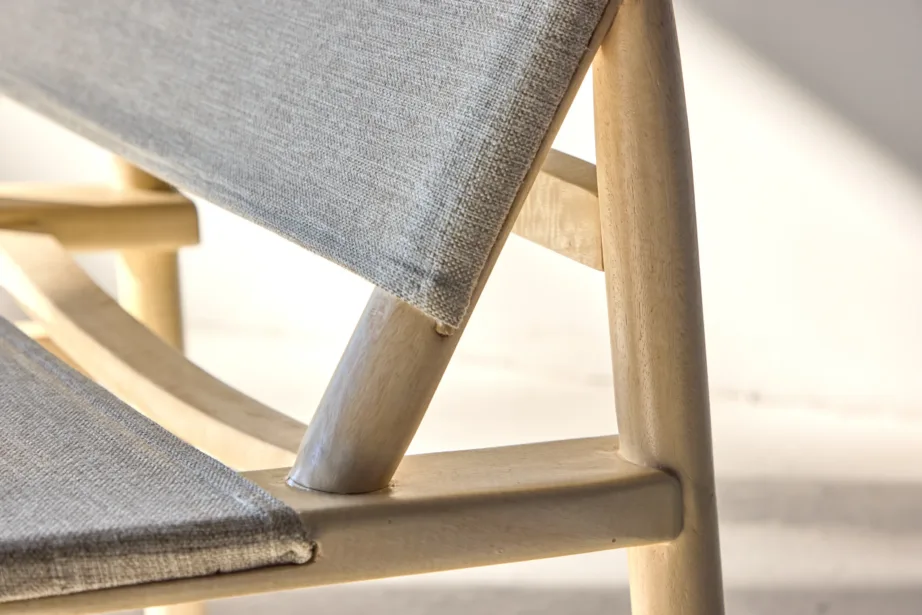 Looduslikust mangopuust ja halli polüesterkattega lounge-tugitool Millo, 62101-107 – 16