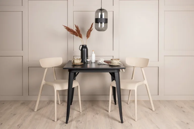 Must MDF söögilaud Tempe ja beežid plastiktoolid Ursholmen (2 tk), 80x80 cm - GR23012