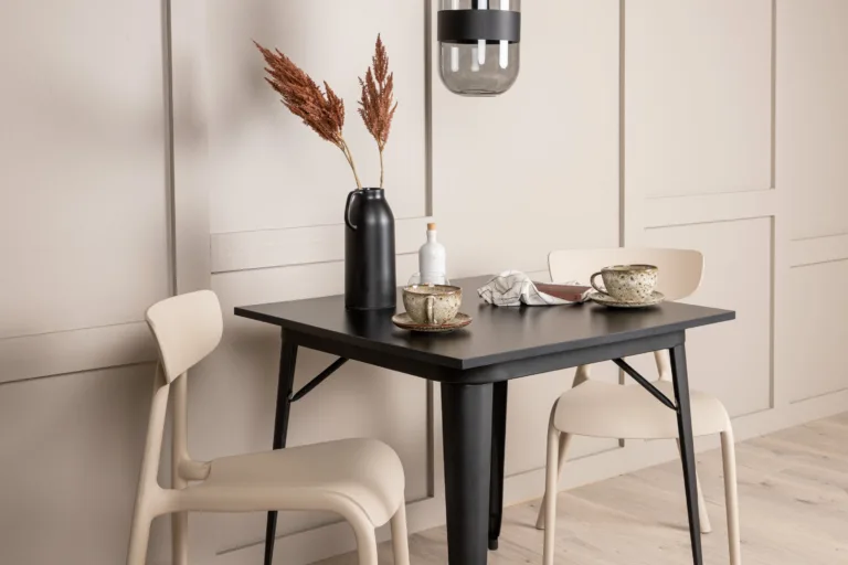 Must MDF söögilaud Tempe ja beežid plastiktoolid Ursholmen (2 tk), 80x80 cm - GR23012