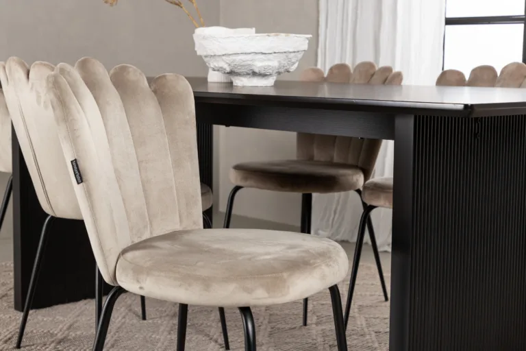 Must MDF söögilaud Vail ja beežid velvetist söögitoolid Limhamn - GR22957