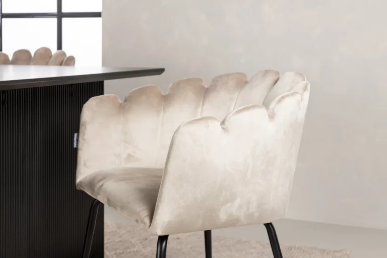 Must MDF söögilaud Vail ja beežid velvetist söögitoolid Limhamn - GR22957