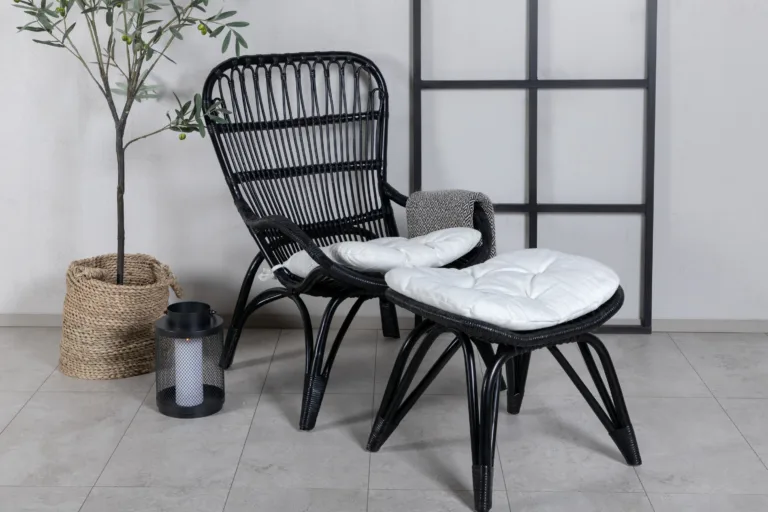 Mustast rotangist lounge-tugitool murdvalge padjaga Ella - 2571-6012