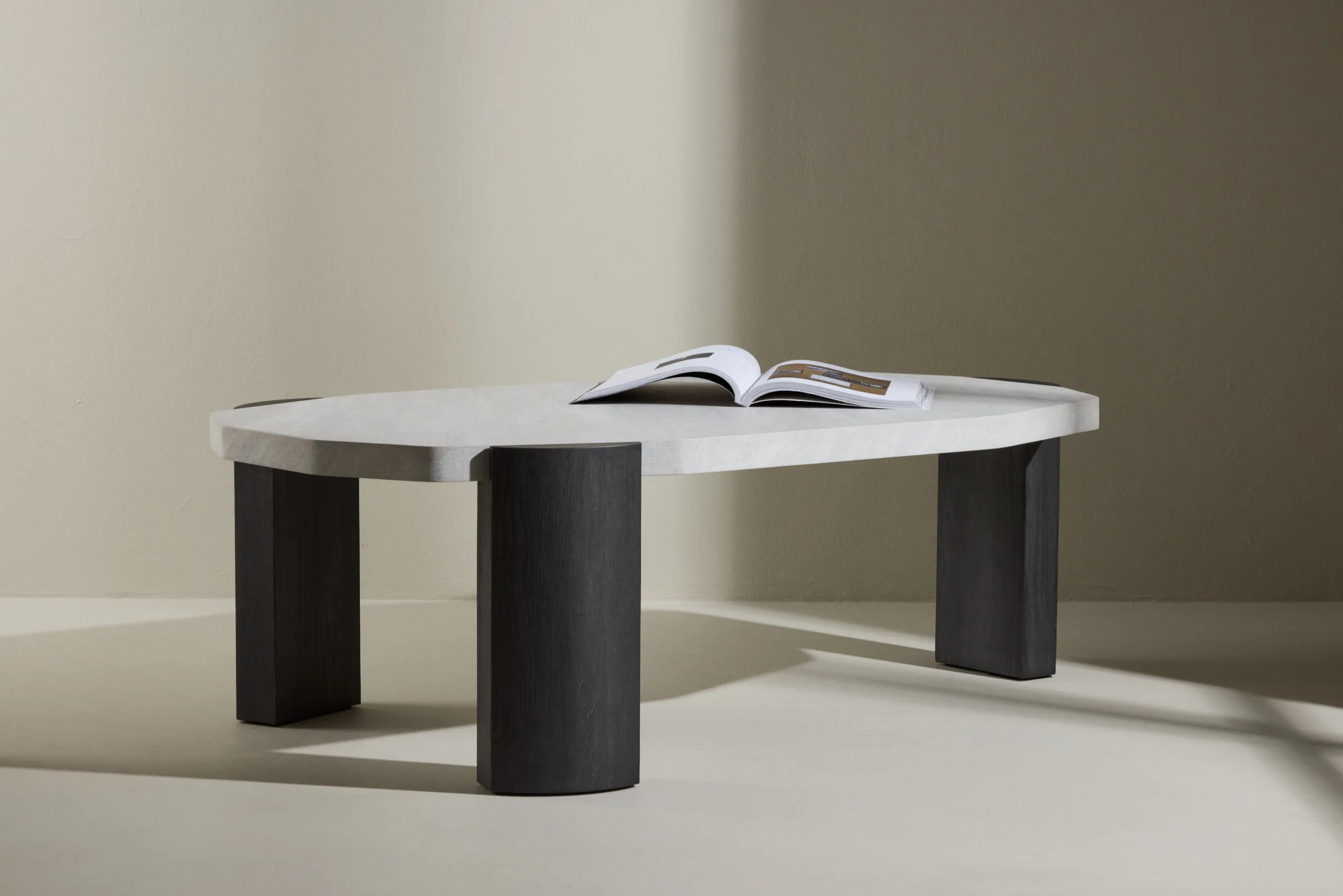 Ovaalne beež diivanilaud Kres, MDF lauaplaat, mustad jalad, 125 x 70,5 cm - 62064-100