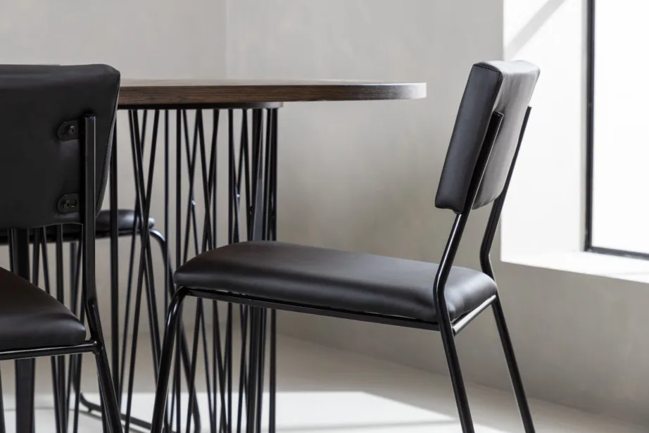 Ovaalne mokkatoonis söögilaud Stone metalljalgadega ja must kunstnahast tool Kenth, GR22821 – 10