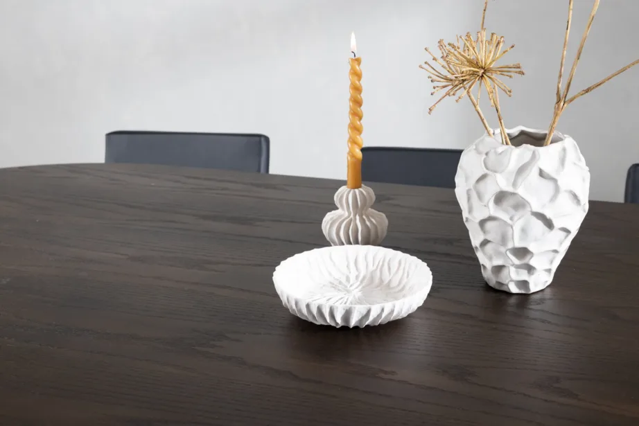 Ovaalne mokkatoonis söögilaud Stone metalljalgadega ja must kunstnahast tool Kenth, GR22821 – 11