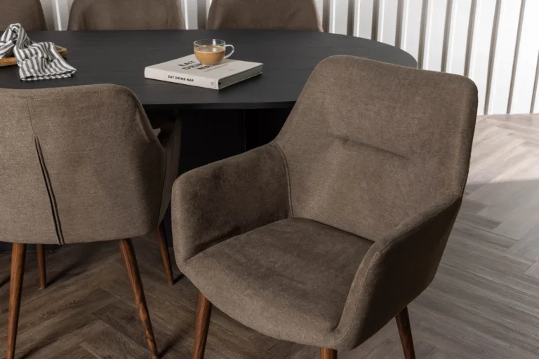 Ovaalne must söögilaud Bootcut ja 6 pruunist kangast söögitooli Tomorrow - GR23776