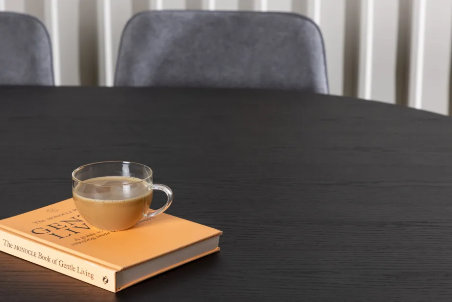 Ovaalne must söögilaud Bootcut ja hallid polsterdatud söögitoolid Rosie, GR23771 – 7