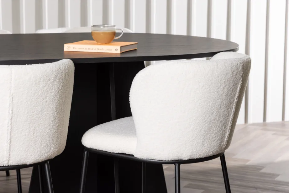 Ovaalne must söögilaud Bootcut ja valge buklee kattega toolid Edina (6 tooli), GR23770 – 6