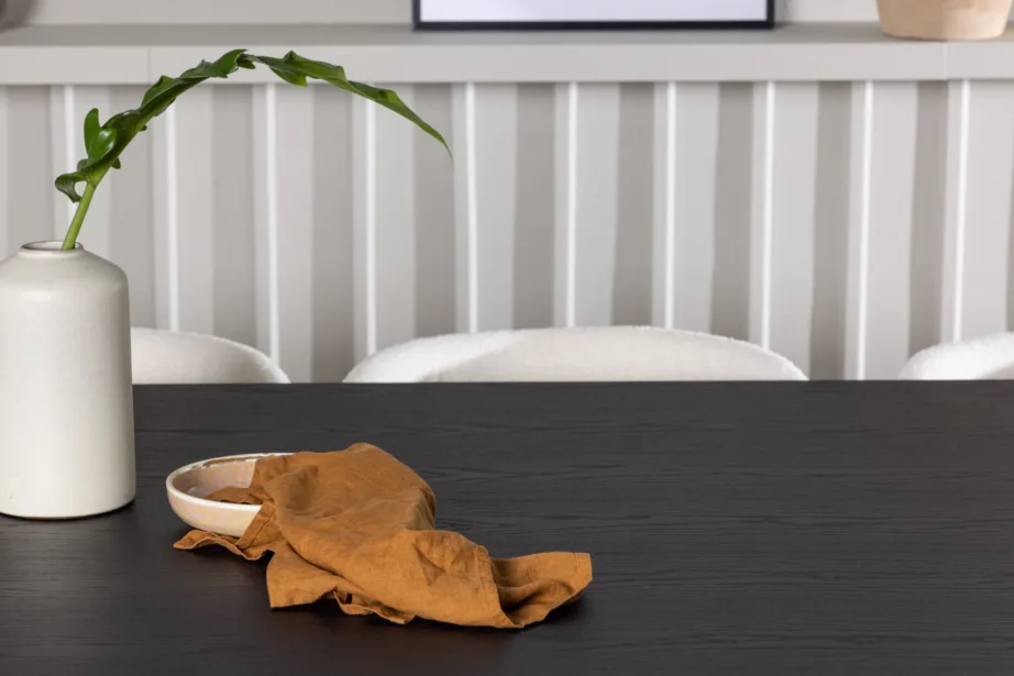 Ovaalne must söögilaud Bootcut ja valge buklee kattega toolid Edina (6 tooli), GR23770 – 7