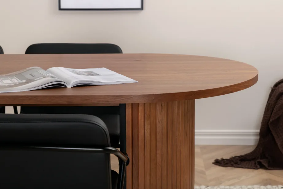 Ovaalne pähklivineeriga söögilaud Bianca ja must PU kattega toolid, GR22444 – 10