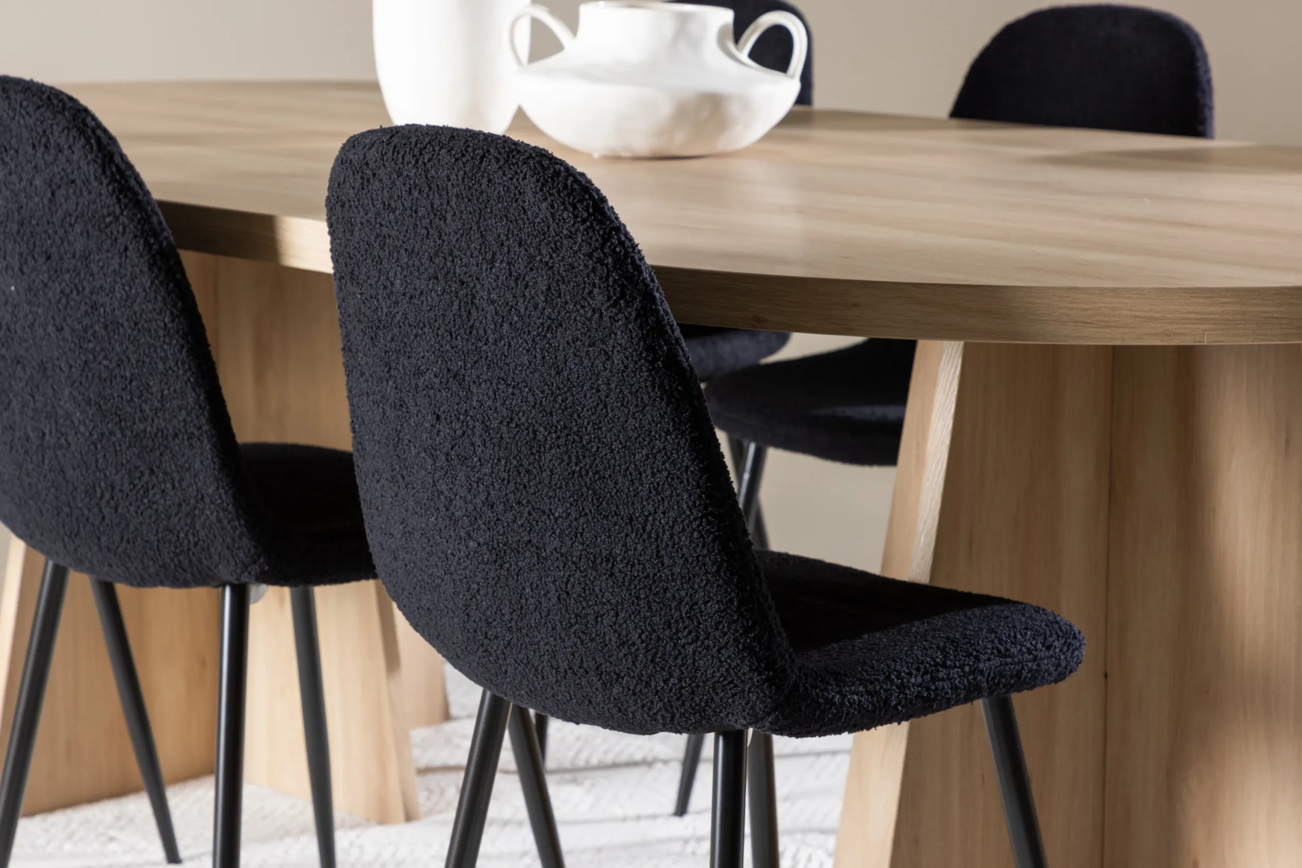 Ovaalne söögikomplekt Bootcut laud ja mustad Polar toolid (MDF, 230x115 cm) - GR24552