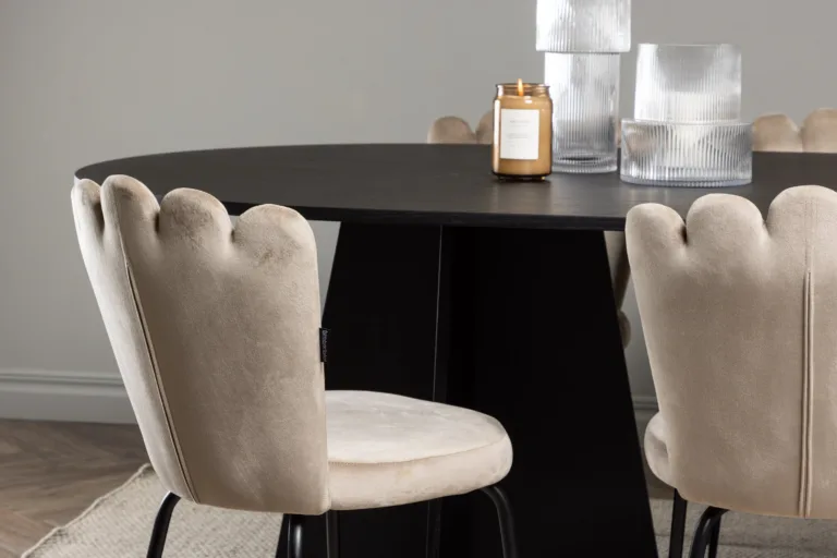 Ovaalne söögilauakomplekt Bootcut musta MDF lauaga ja beežide samettoolidega Limhamn - GR23277