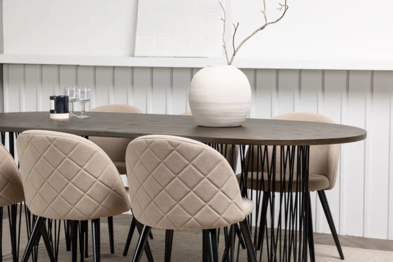 Ovaalne söögilauakomplekt Stone mokka vineeriga, mustad metalljalad ja beežid Velvet Stitches toolid - GR22818