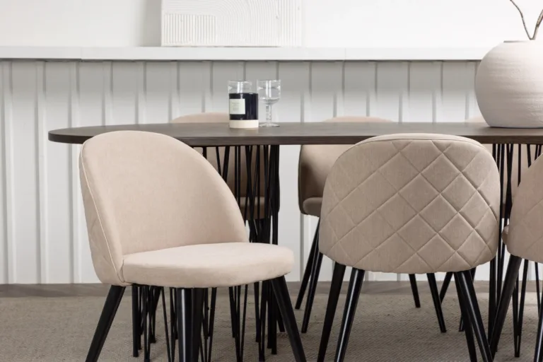 Ovaalne söögilauakomplekt Stone mokka vineeriga, mustad metalljalad ja beežid Velvet Stitches toolid - GR22818