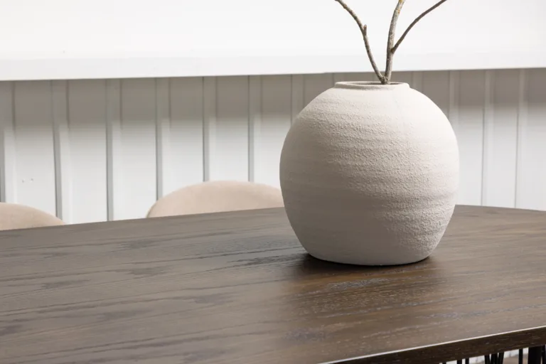 Ovaalne söögilauakomplekt Stone mokka vineeriga, mustad metalljalad ja beežid Velvet Stitches toolid - GR22818