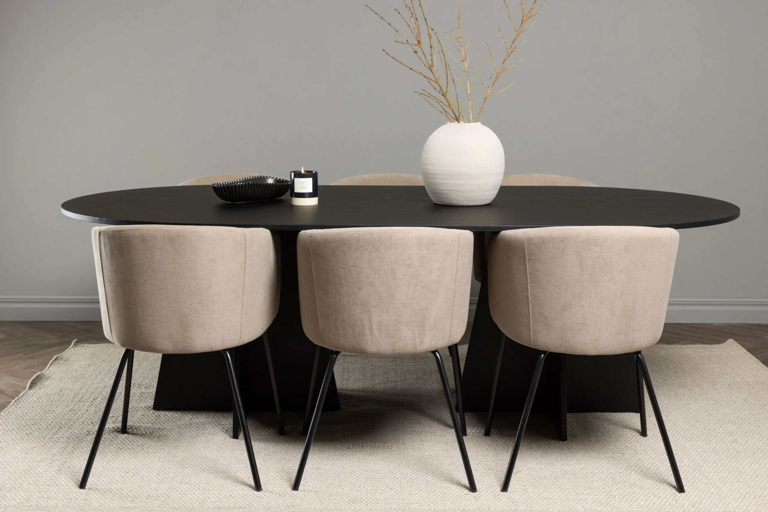 Ovaalne söögilaud Bootcut ja 6 beeži kangaga söögitooli Berit (must MDF, 230x115 cm) - GR22855