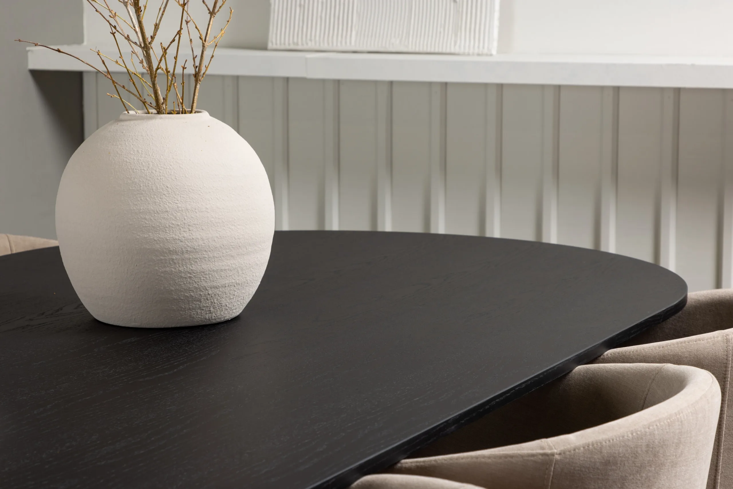 Ovaalne söögilaud Bootcut ja 6 beeži kangaga söögitooli Berit (must MDF, 230x115 cm) - GR22855