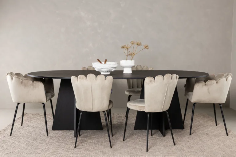 Ovaalne söögilaud Bootcut (must MDF, 230x115 cm) koos Limhamn beežide velvettoolidega - GR22958