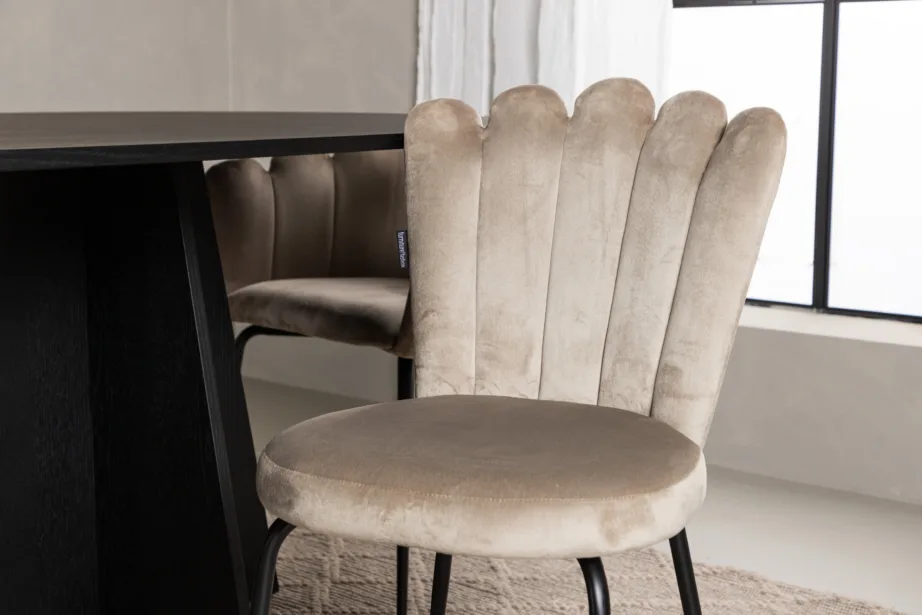 Ovaalne söögilaud Bootcut (must MDF, 230×115 cm) koos Limhamn beežide velvettoolidega, GR22958 – 11