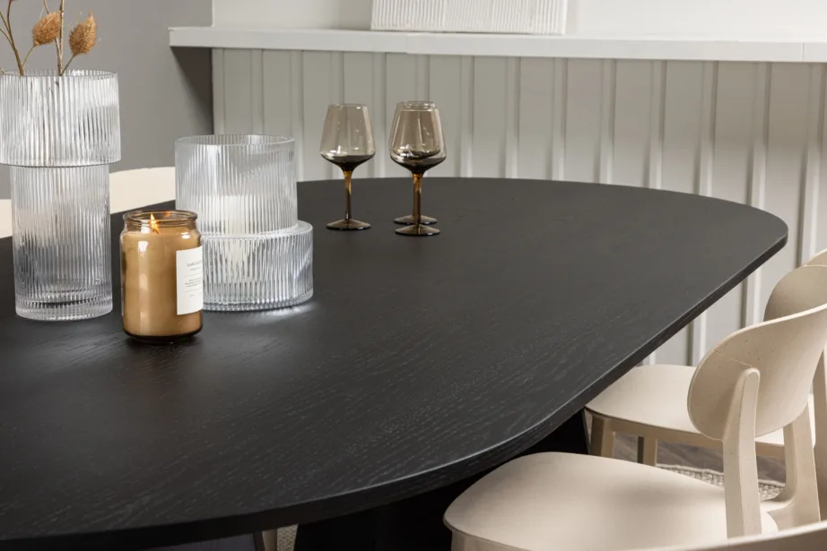 Ovaalne söögilaud Bootcut musta viimistlusega ja Åstol beežid toolid (230×115 cm), GR23287 – 8