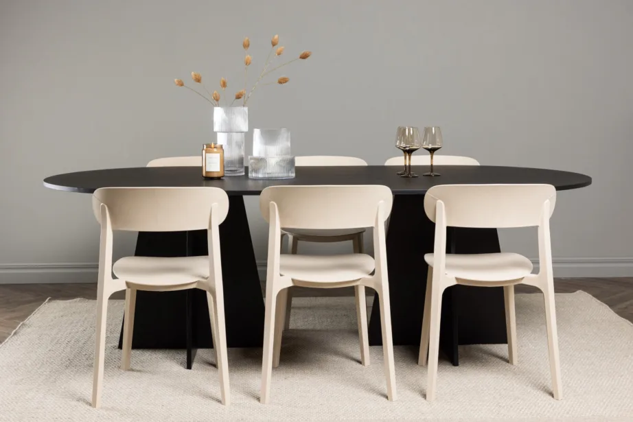 Ovaalne söögilaud Bootcut musta viimistlusega ja Åstol beežid toolid (230×115 cm), GR23287 – 9