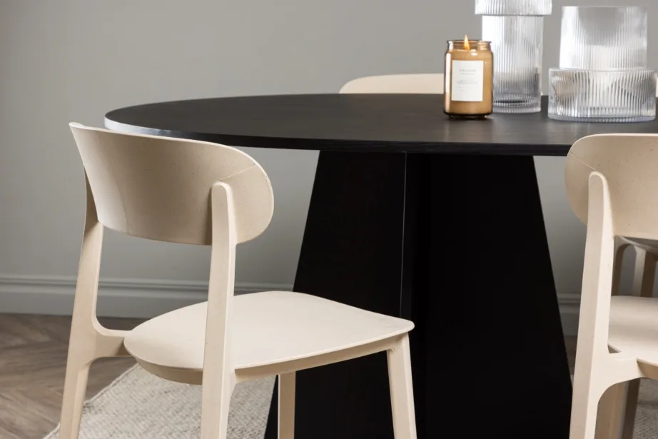 Ovaalne söögilaud Bootcut musta viimistlusega ja Åstol beežid toolid (230×115 cm), GR23287 – 11
