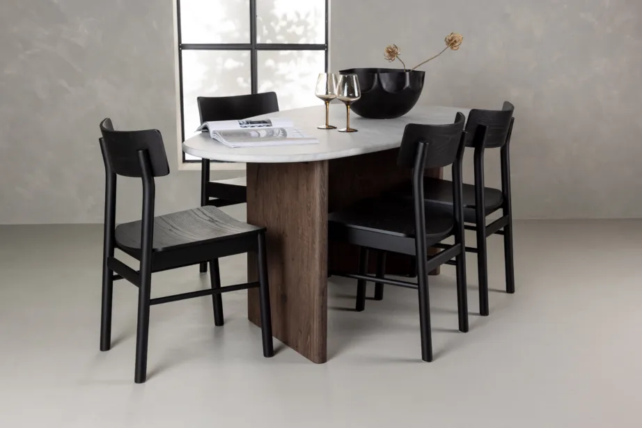 Ovaalne söögilaud Grönvik (helehall/mokka) ja neli musta Montros tooli, GR23494 – 5
