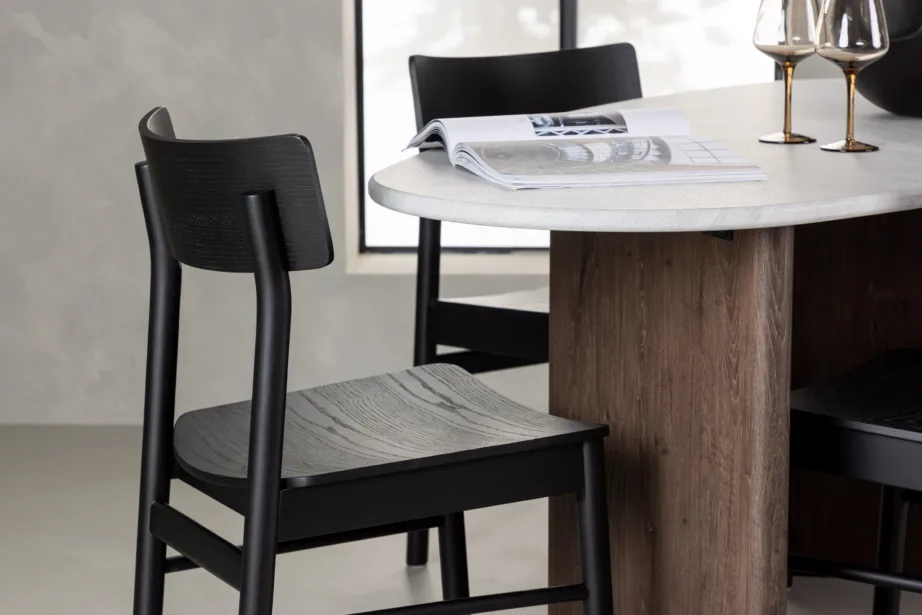 Ovaalne söögilaud Grönvik (helehall/mokka) ja neli musta Montros tooli, GR23494 – 6