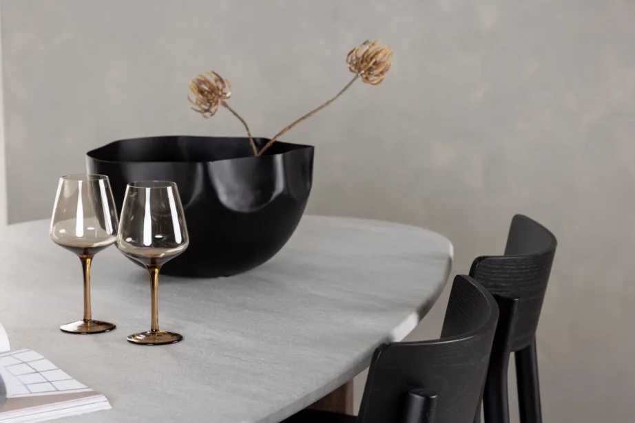 Ovaalne söögilaud Grönvik (helehall/mokka) ja neli musta Montros tooli, GR23494 – 7